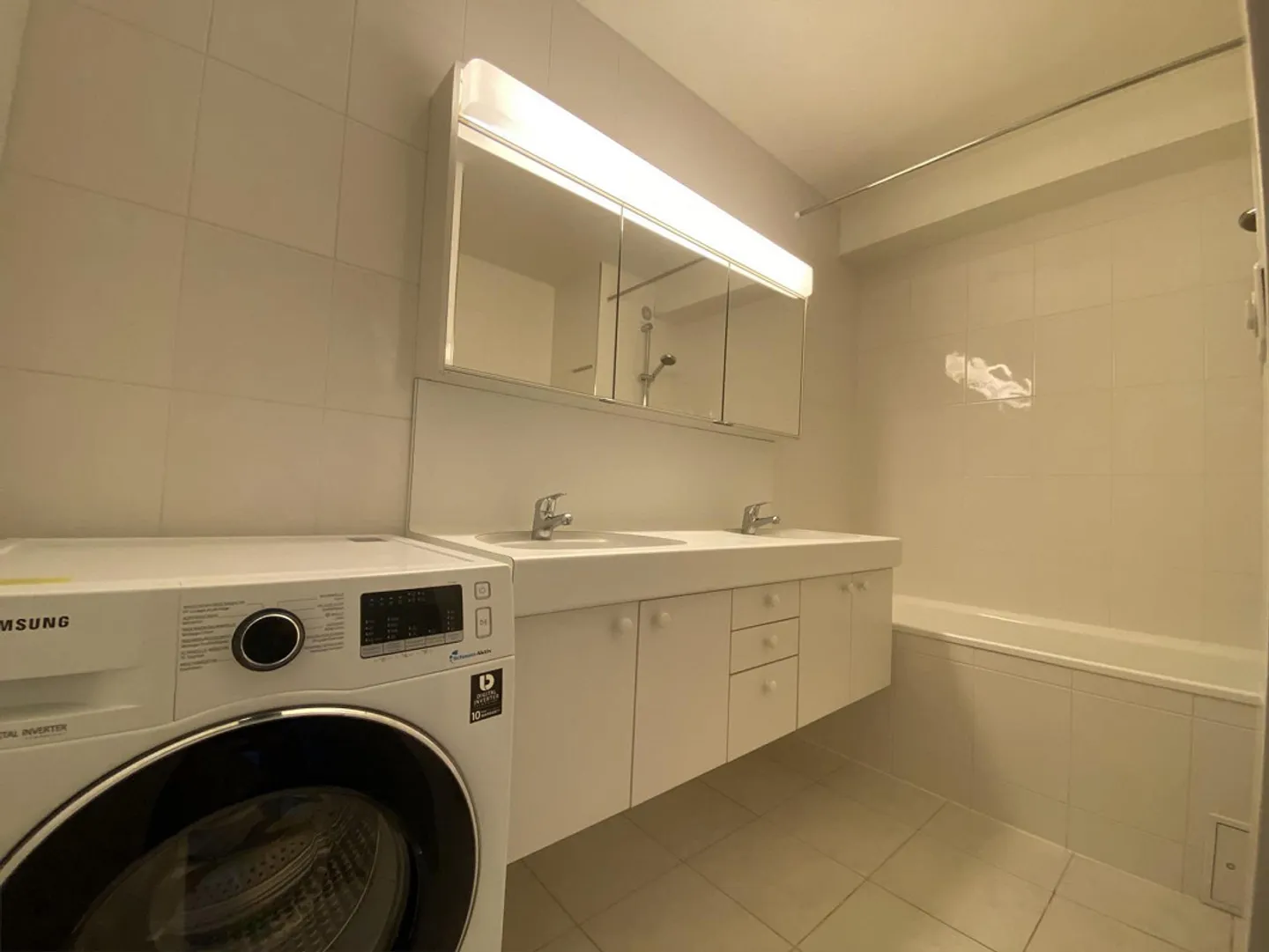 Room in a shared apartment - Photo 1 of 8