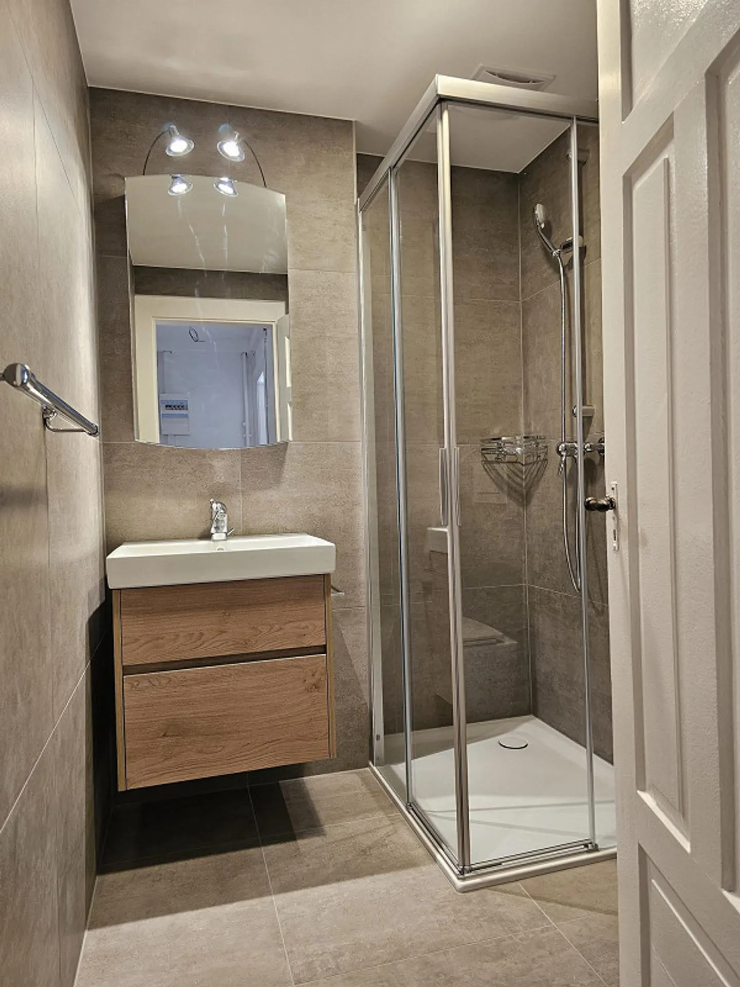 centrally located, newly renovated 3-room apartment - Photo 1 of 3