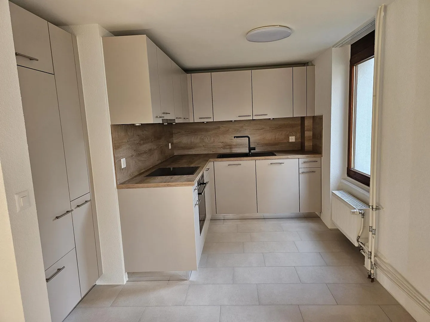 centrally located, newly renovated 3-room apartment - Photo 2 of 3