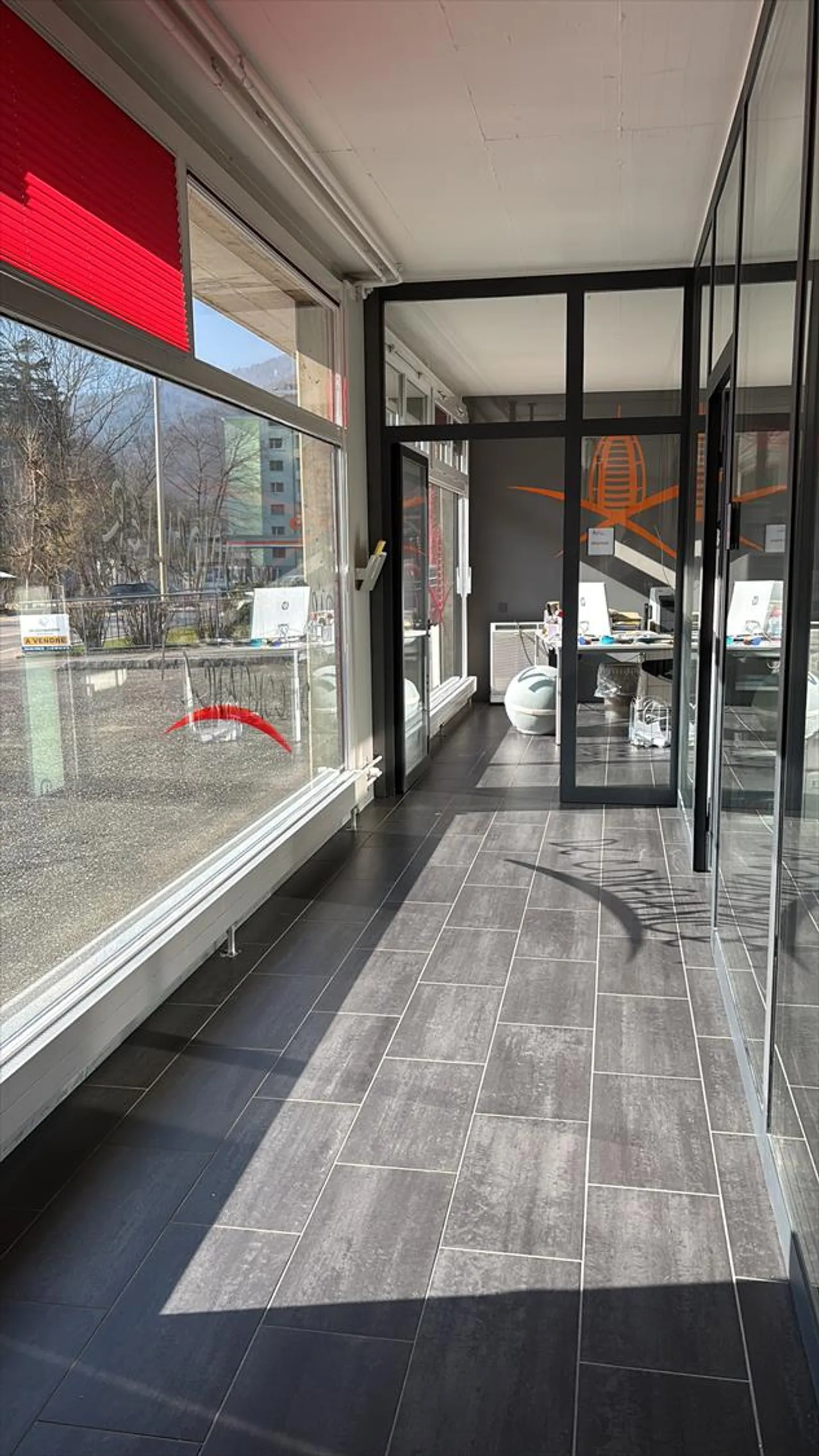 Espace Commercial avec Grande Visibilité - Photo 4 sur 16