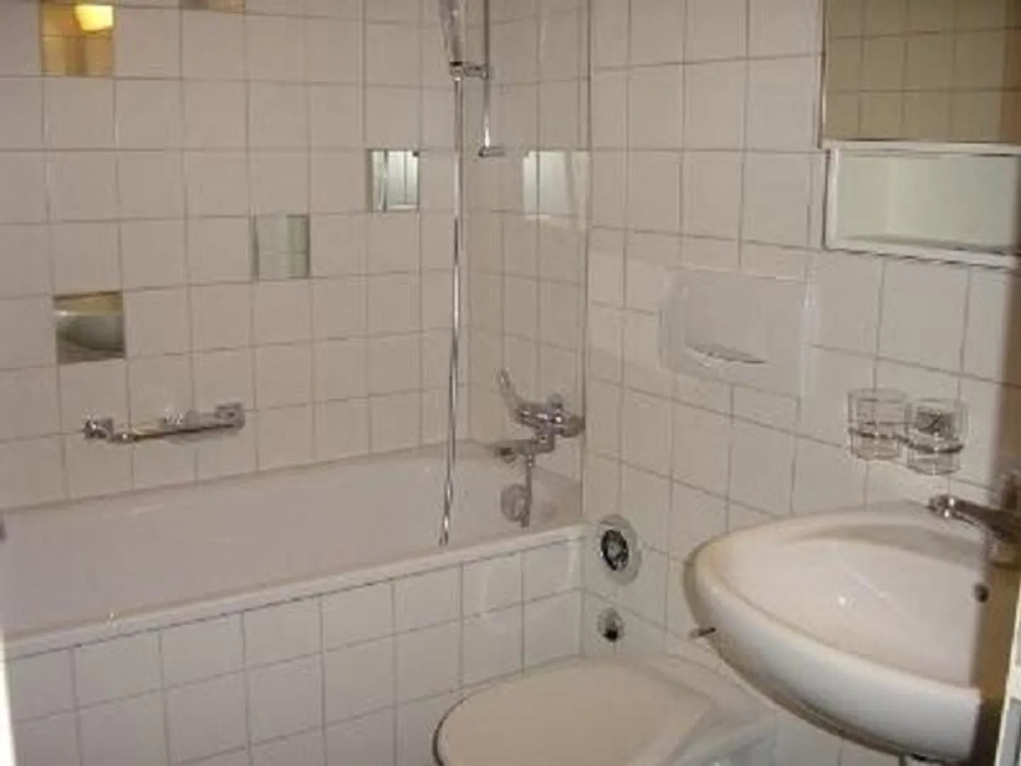 RENT WITHOUT DEPOSIT - Centrally Located Apartment - Photo 2 of 4