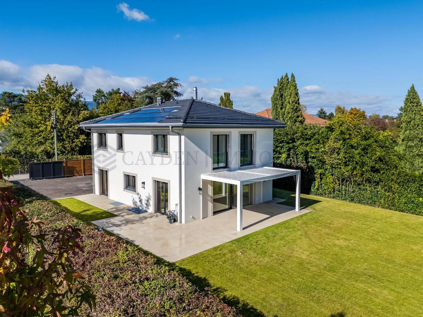 Charmante Villa mit Seeblick - Foto 1 von 10