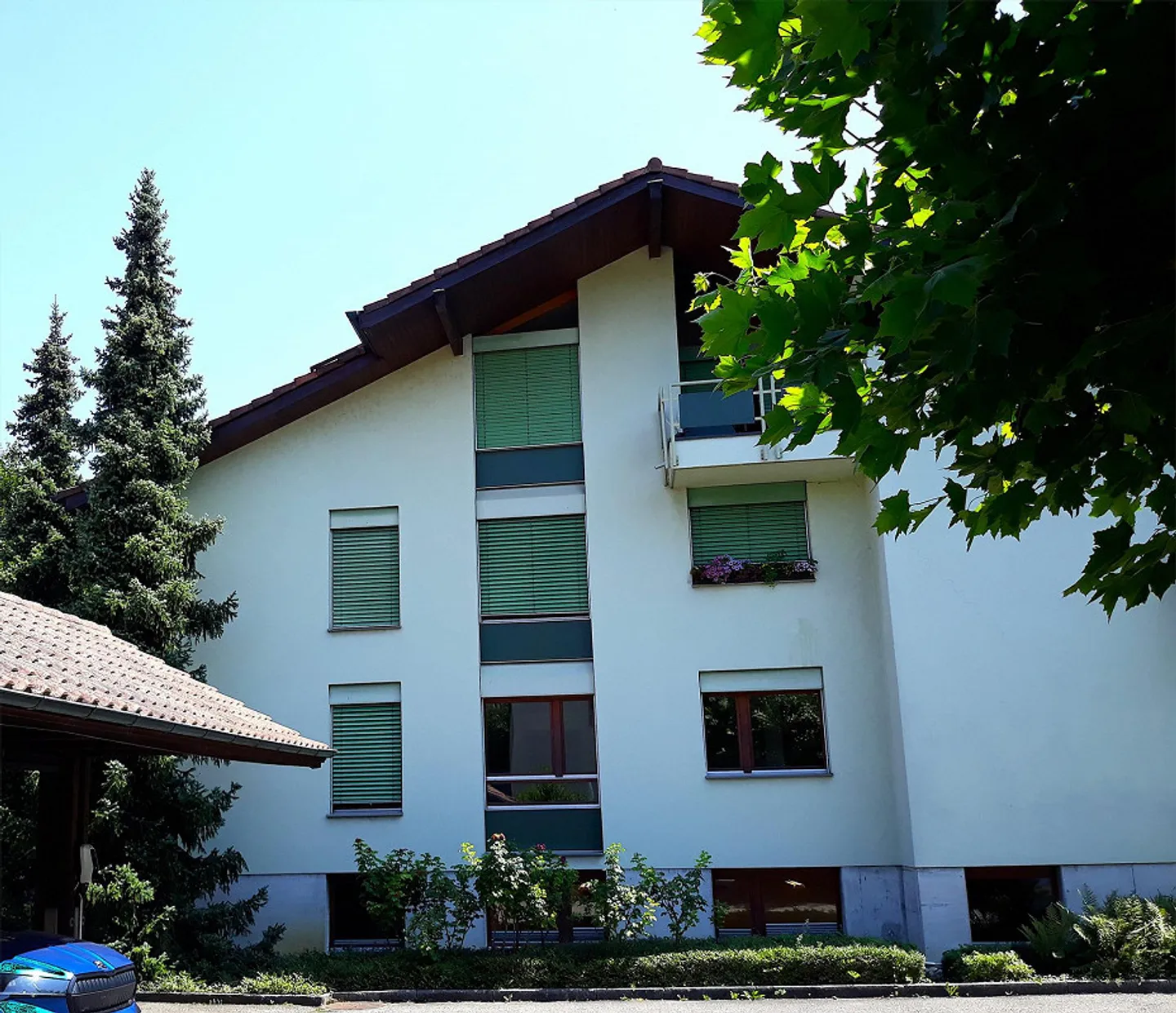 Spacious 2.5-room penthouse apartment in a quiet neighborhood - Photo 1 of 9