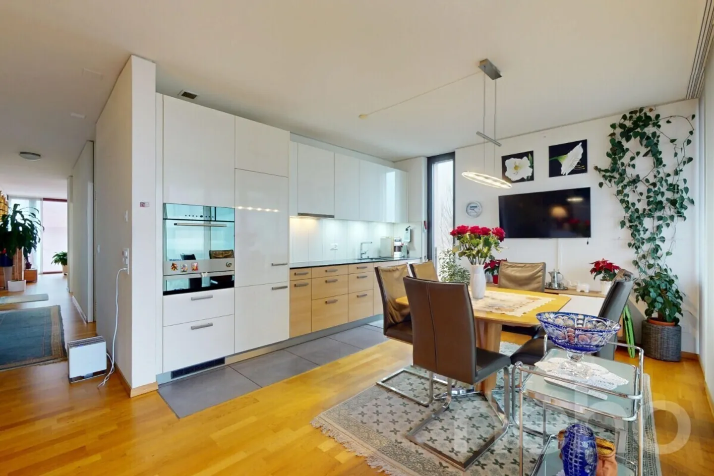 3.5-room style apartment with loggia in Biel - Photo 3 of 13