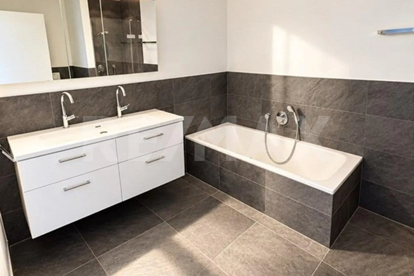 Condominio moderno di 3,5 stanze in una zona residenziale tranquilla - Foto 11 di 12