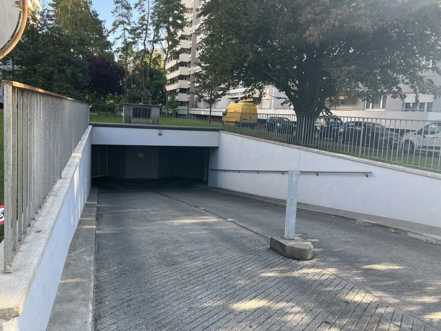 Place de parc avec borne électrique - Photo 1 sur 2