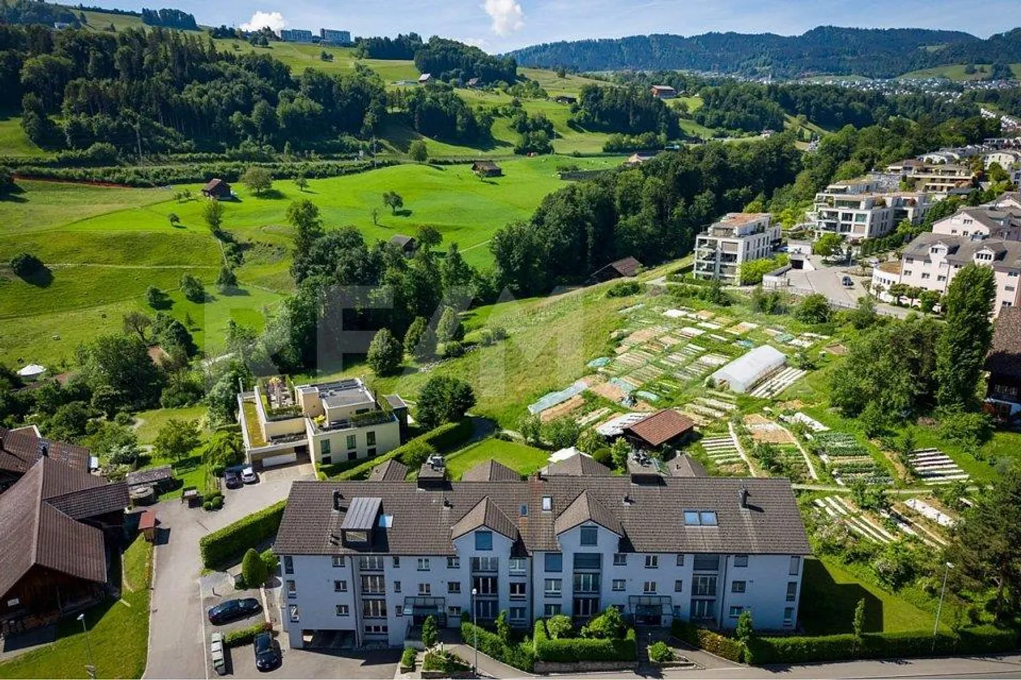 Vivere moderno immerso nella natura / Appartamento di 4,5 stanze appena ristrutturato - Foto 13 di 13