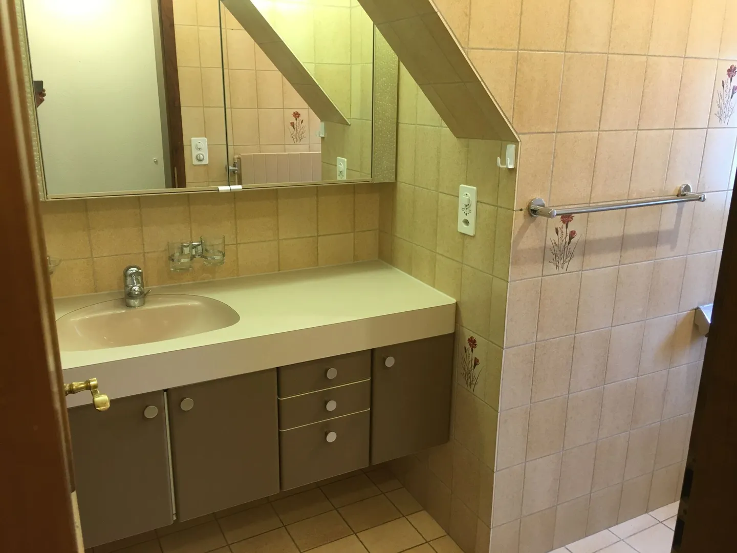 Cozy 3.5-room attic apartment near city center - Photo 7 of 10