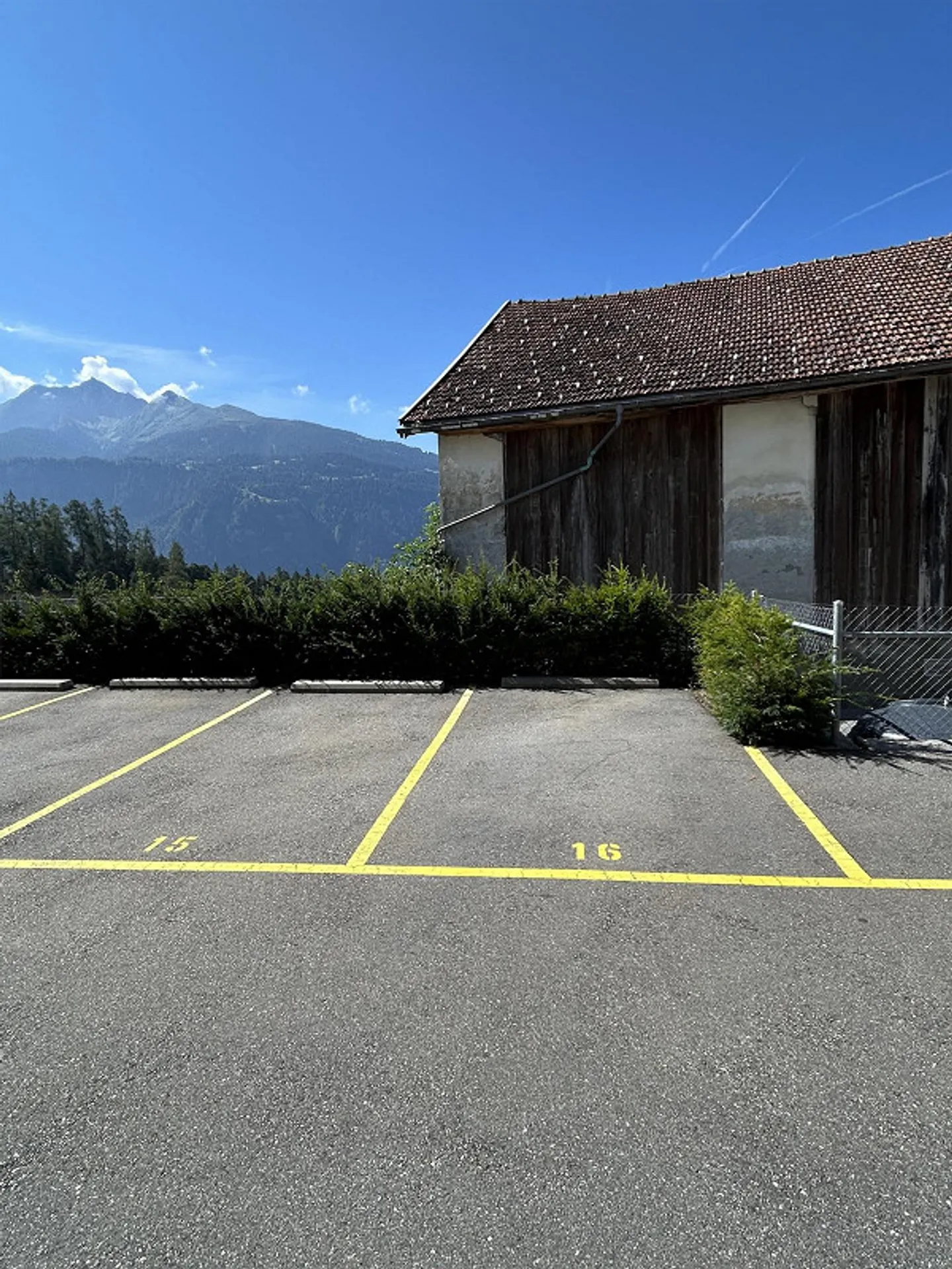 Posto auto all'aperto n. 15 in affitto - Foto 2 di 2