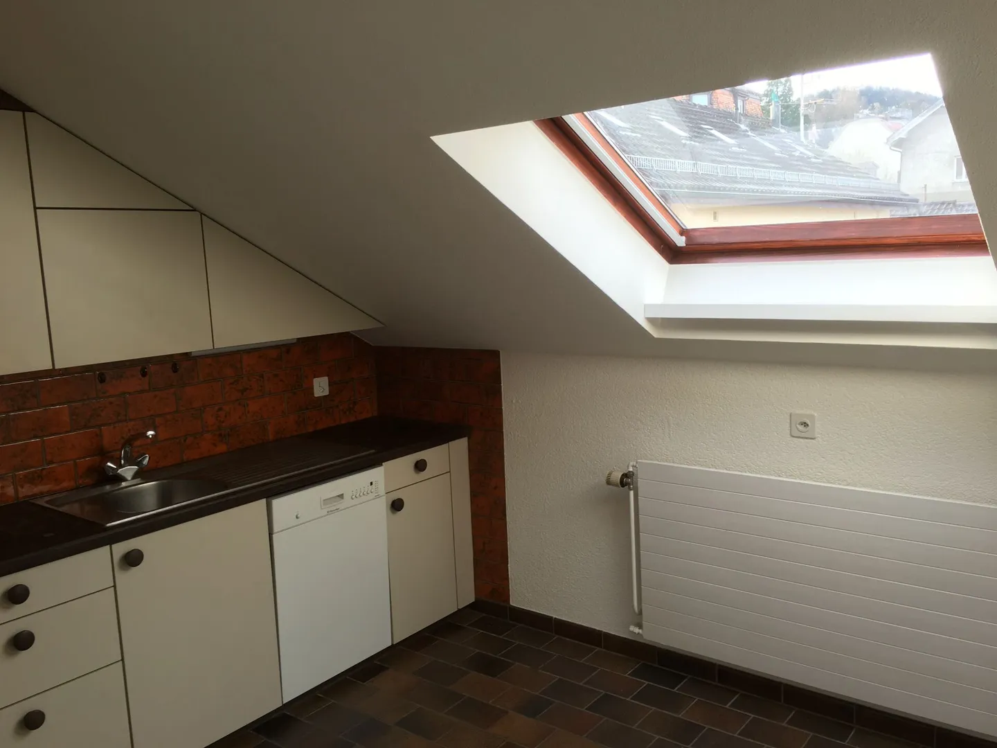 Cozy 3.5-room attic apartment near city center - Photo 9 of 10