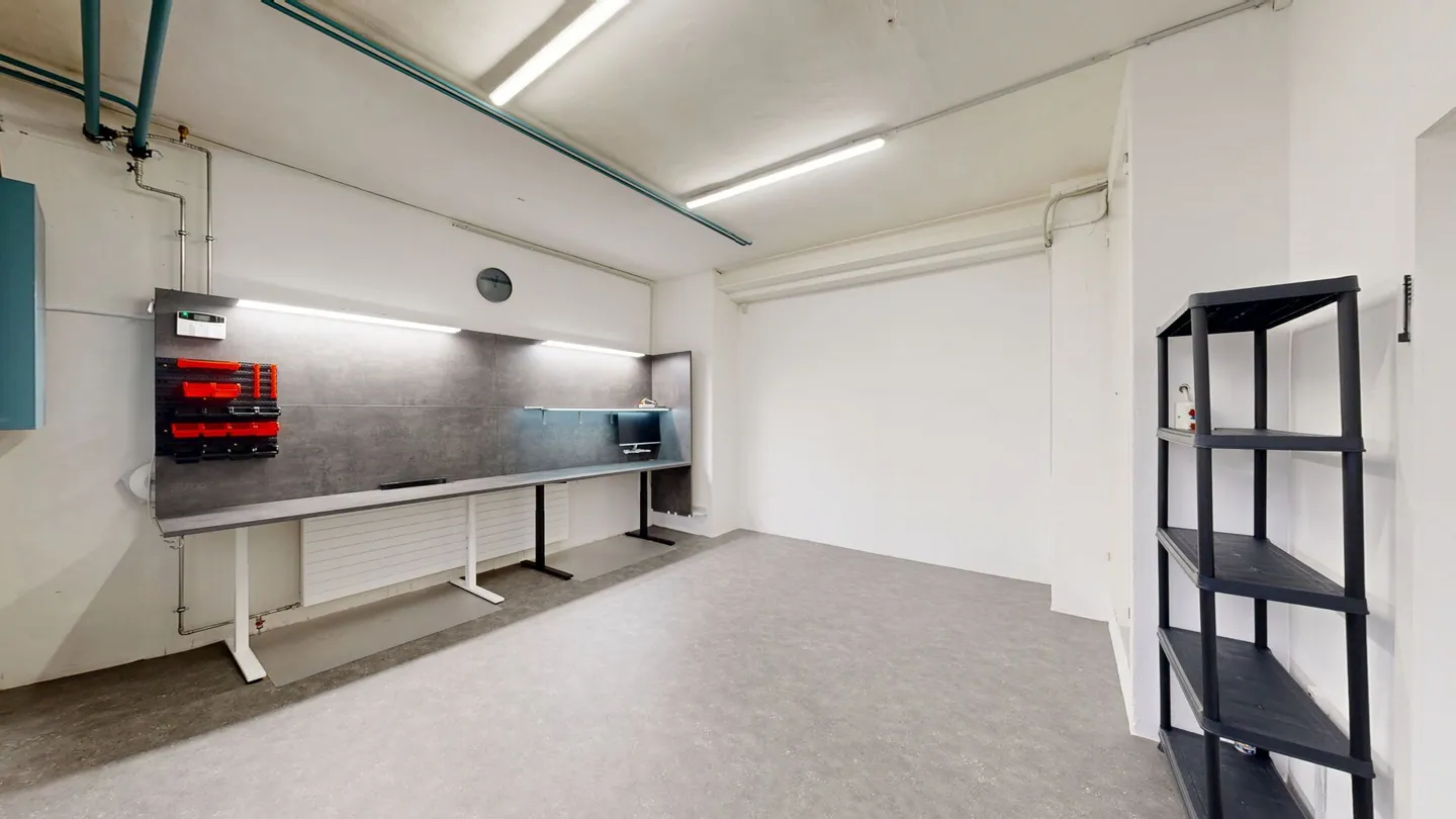 Workshop for rent - Photo 2 of 5