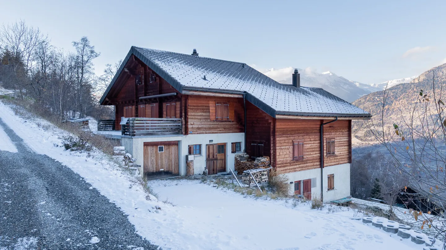 Casa bifamiliare in posizione tranquilla a Eischoll con una vista magnifica - Foto 1 di 8