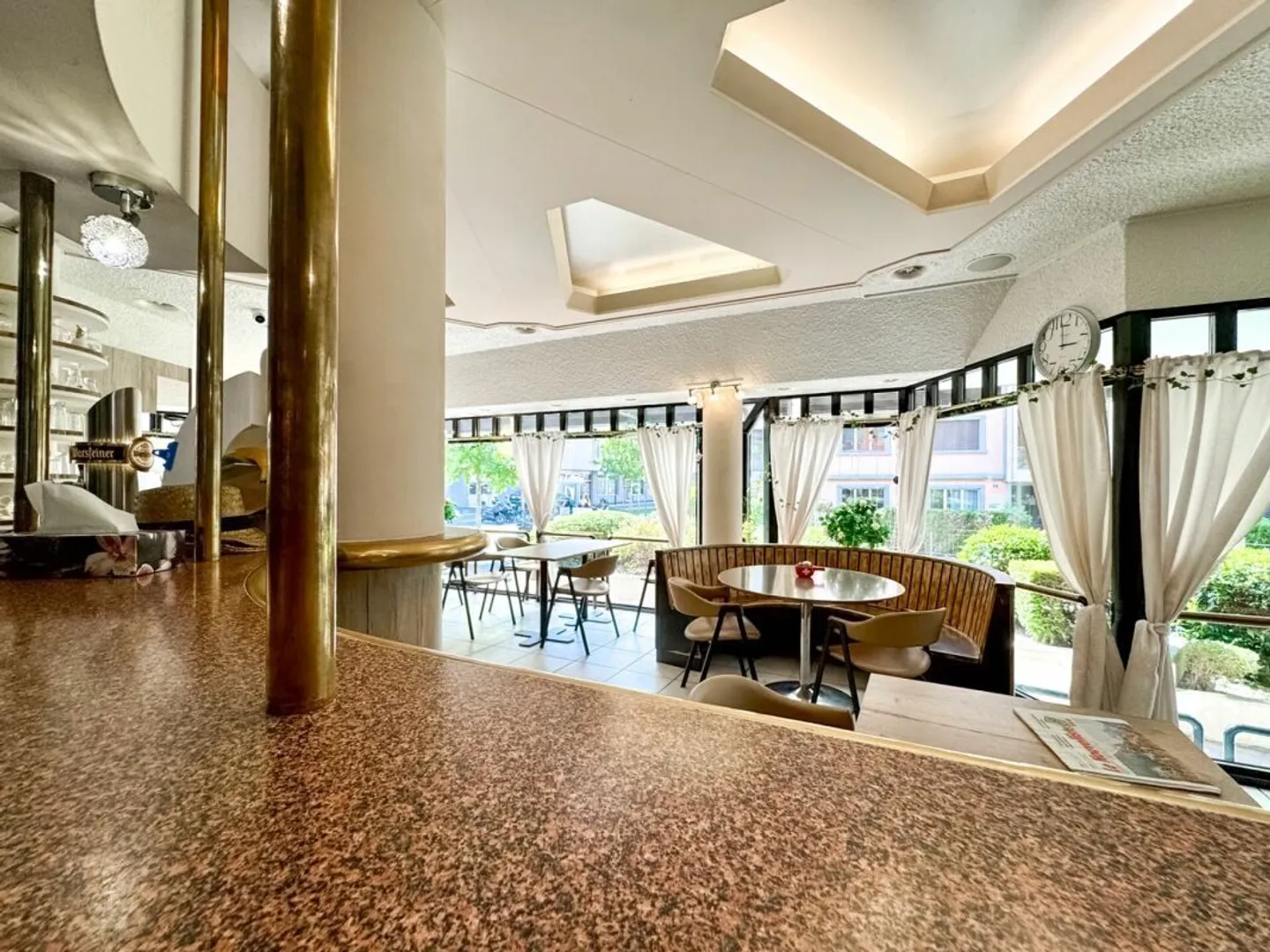 Local commercial avec terrasse. - Photo 1 sur 6