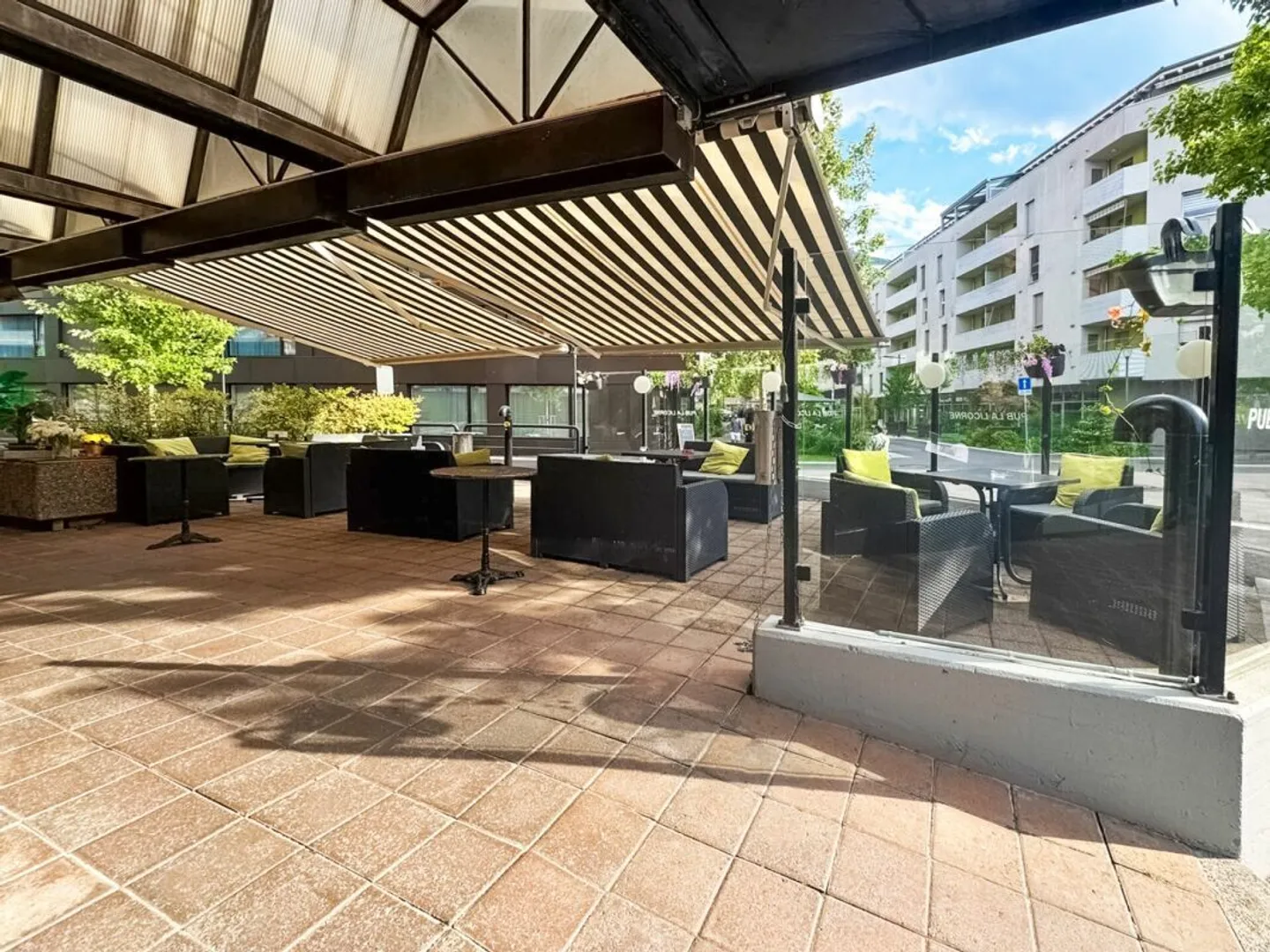 Local commercial avec terrasse. - Photo 3 sur 6