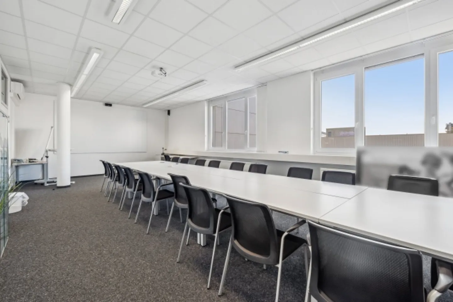 Espace de bureau agrandi dans la région des trois frontières avec une grande terrasse - Photo 9 sur 13