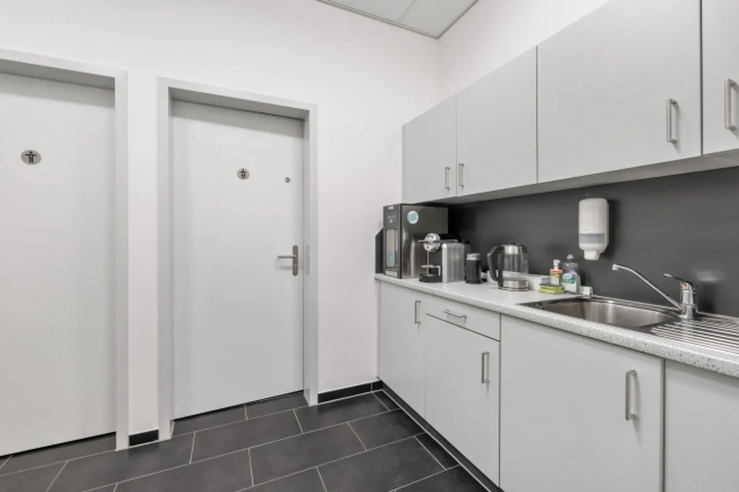 Espace de bureau agrandi dans la région des trois frontières avec une grande terrasse - Photo 11 sur 13