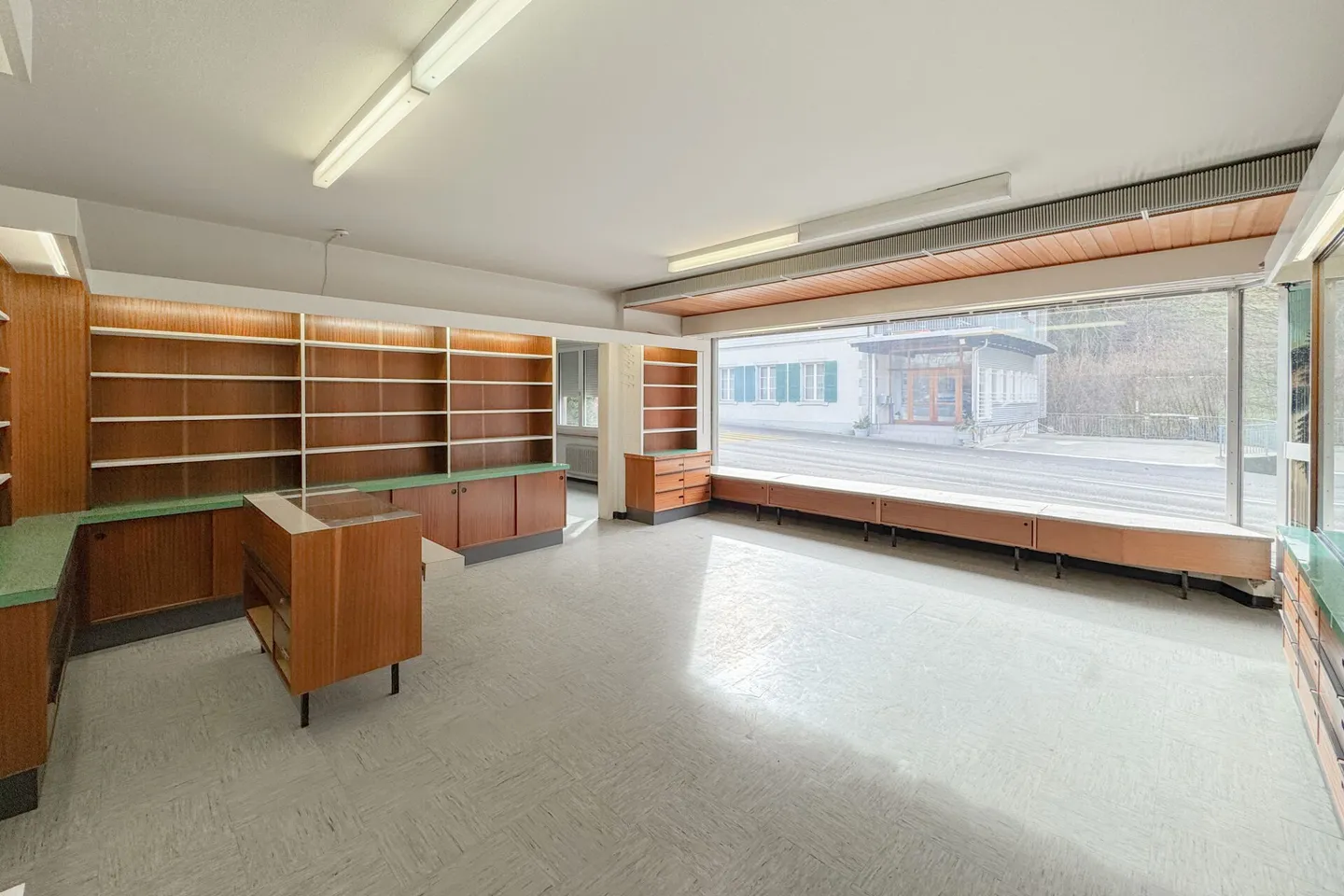 Tutto in uno - a basso prezzo: parte della casa con tre appartamenti, spazio commerciale e area esterna - Foto 8 di 11
