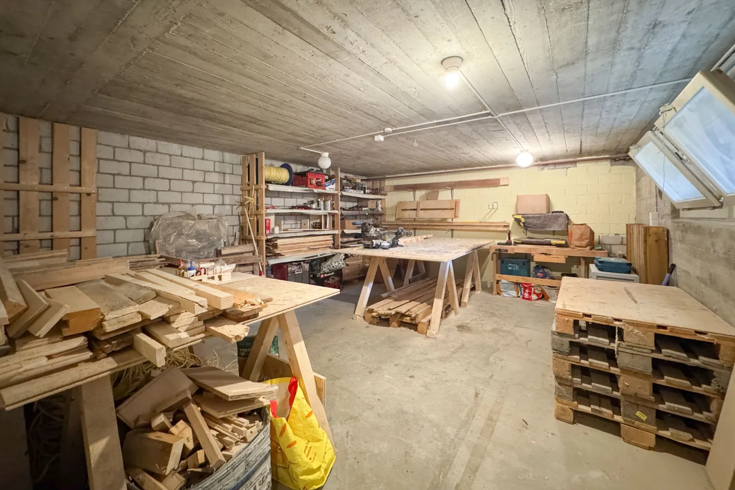 Tutto in uno - a basso prezzo: parte della casa con tre appartamenti, spazio commerciale e area esterna - Foto 9 di 11