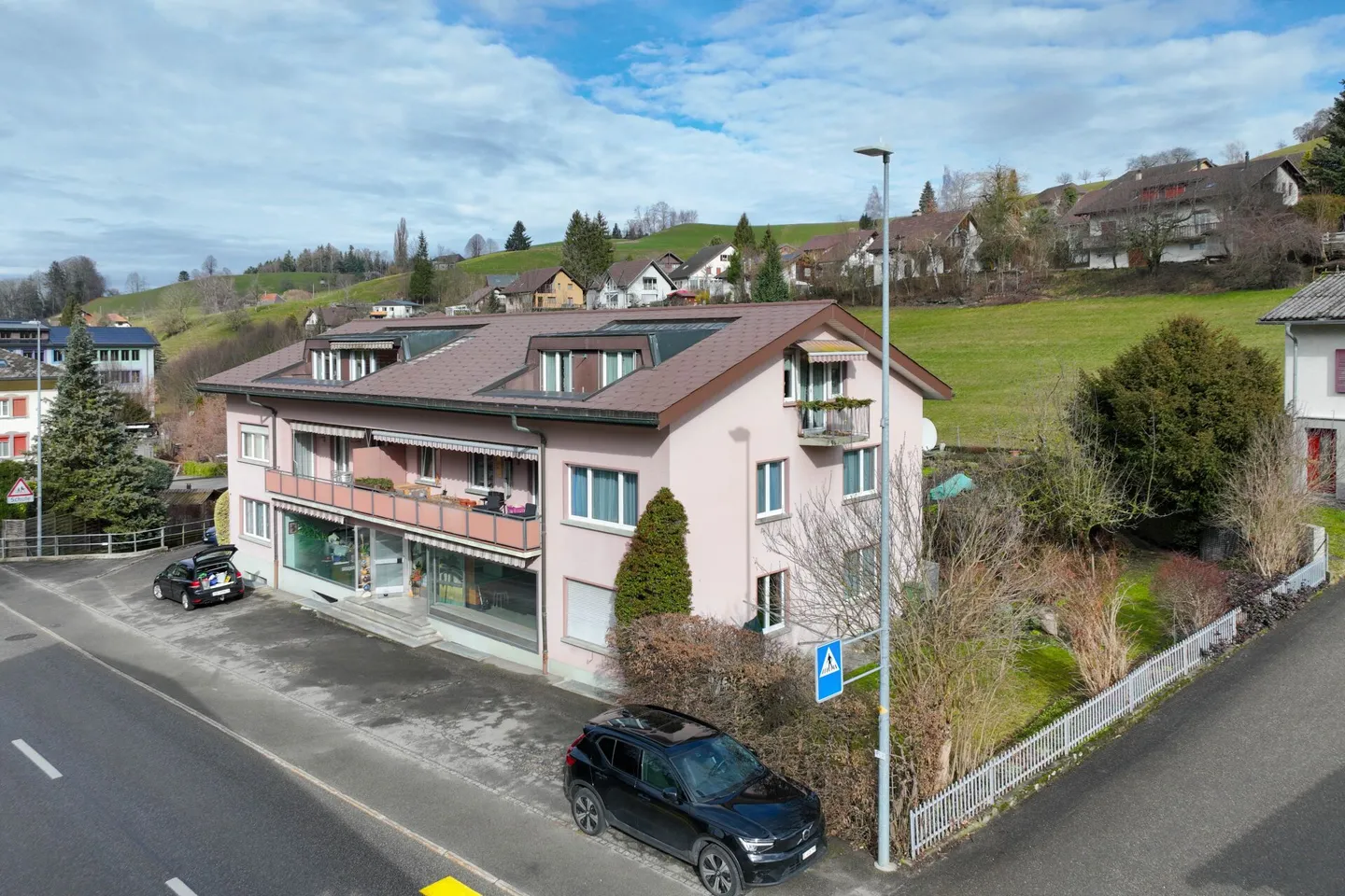 Tutto in uno - a basso prezzo: parte della casa con tre appartamenti, spazio commerciale e area esterna - Foto 11 di 11