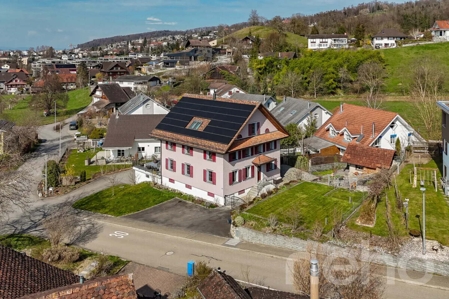 Propriété charmante avec espace et technologie moderne - Photo 1 sur 12