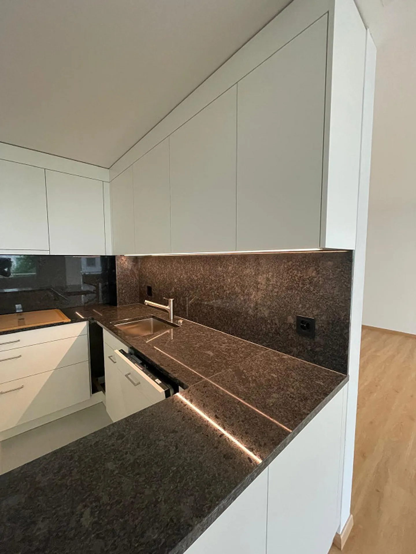 Ampio appartamento ristrutturato di 4,5 locali nel quartiere del Reno - Foto 3 di 11