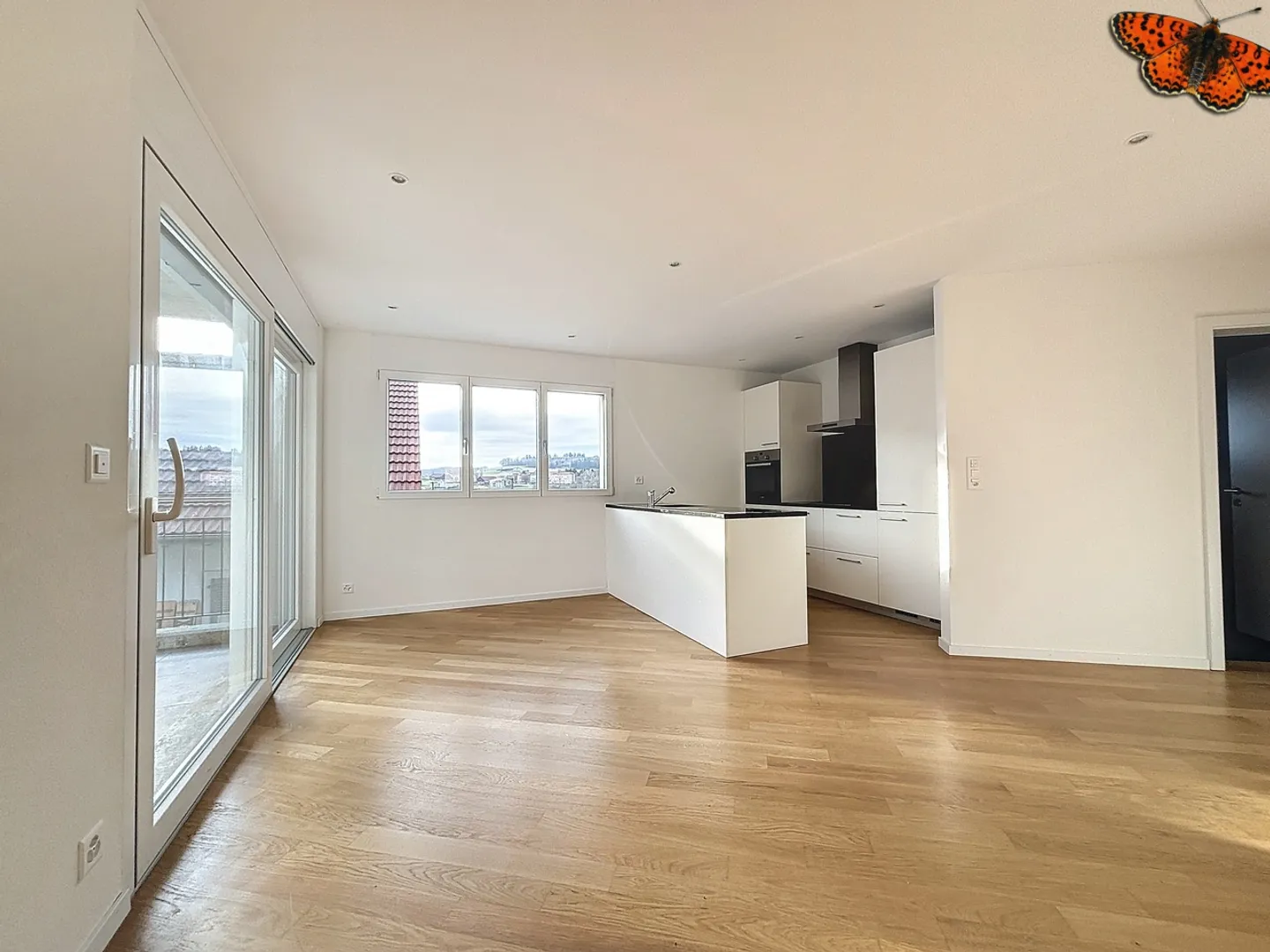 MAGNIFICENT 4-ROOM APARTMENT - Beautiful spaces and balcony - Photo 2 of 14