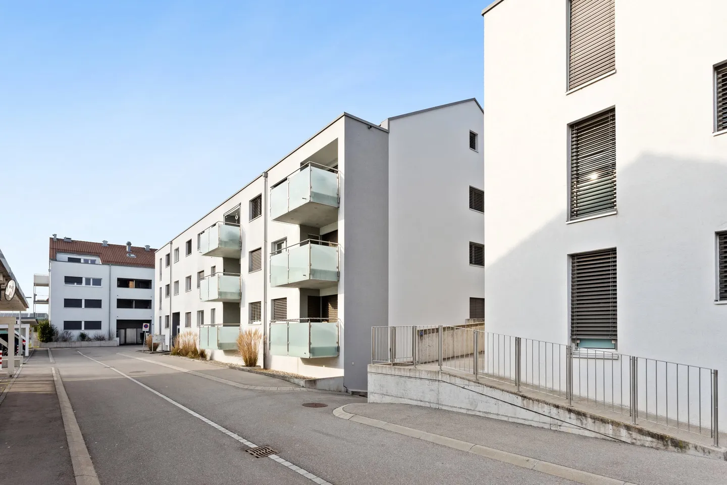 Beautiful spacious and modern accommodation - Photo 2 of 10