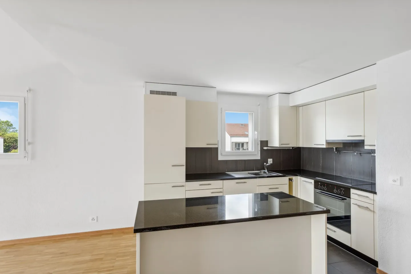 Beautiful spacious and modern accommodation - Photo 4 of 10