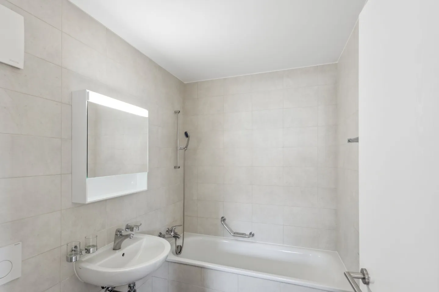 Beautiful spacious and modern accommodation - Photo 5 of 10