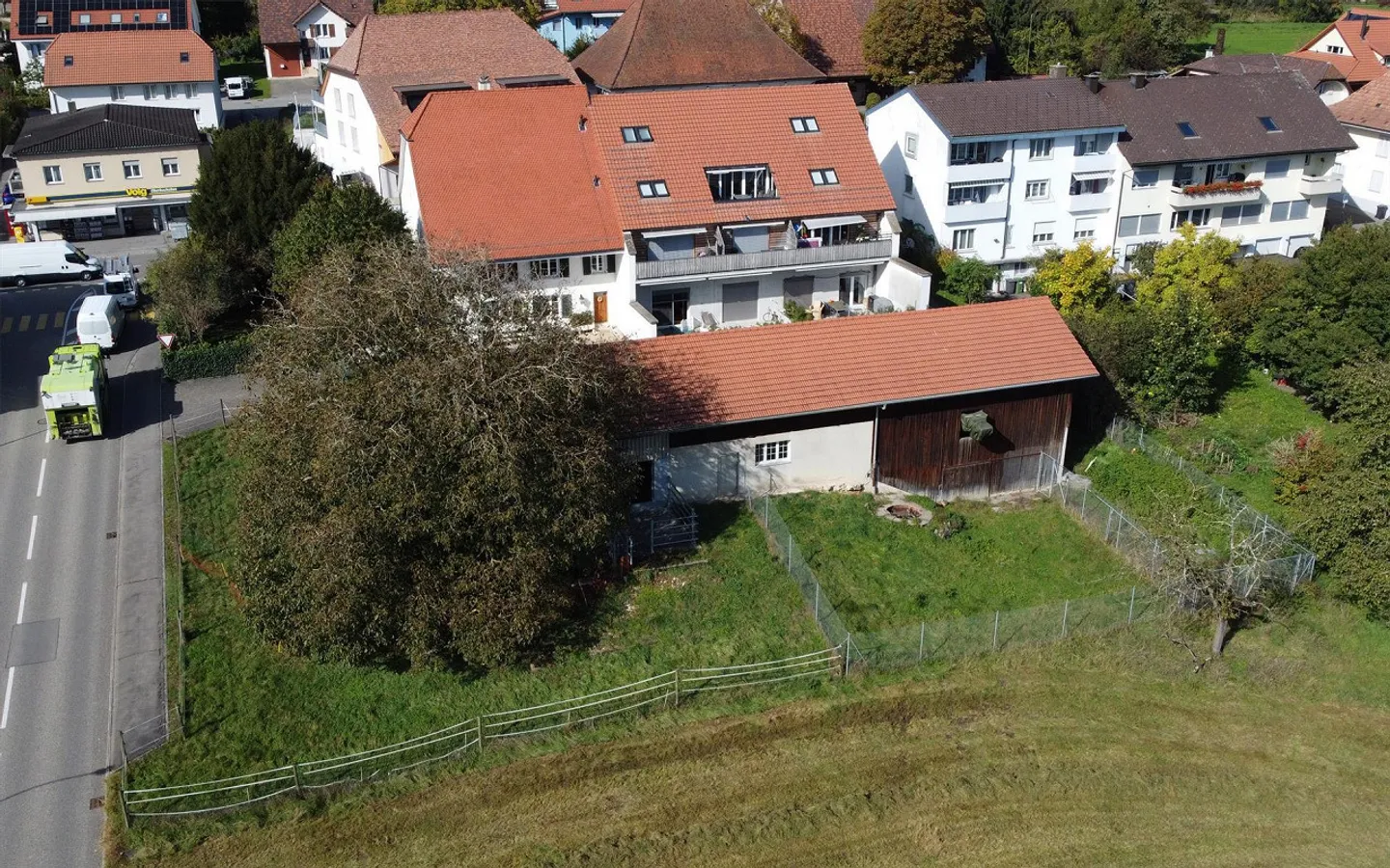 Mehrfamilienhaus und bewilligtes Bauprojekt für 5 Reihenhäuser - Foto 1 von 8