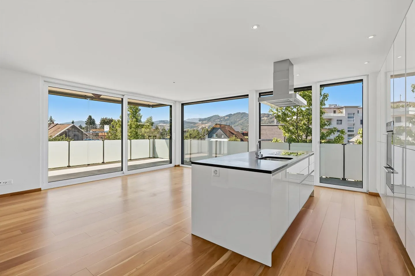 Ampio e ben curato appartamento di 2,5 stanze con balcone di 31 m² e alto - Foto 1 di 17
