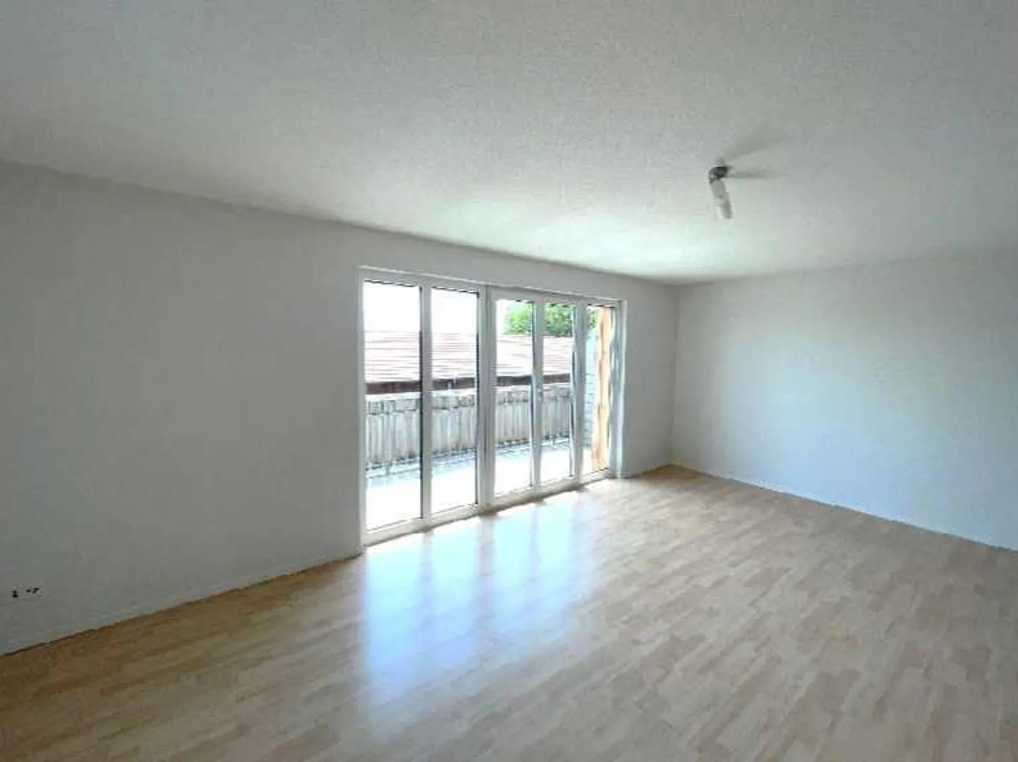 Mehrfamilienhaus und bewilligtes Bauprojekt für 5 Reihenhäuser - Foto 2 von 8