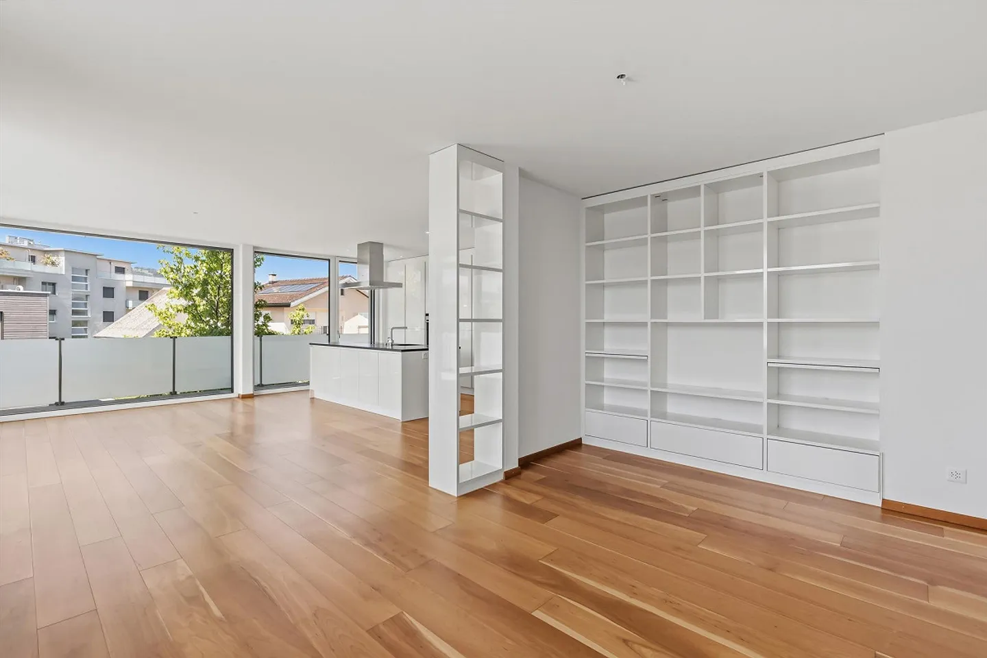 Ampio e ben curato appartamento di 2,5 stanze con balcone di 31 m² e alto - Foto 5 di 17