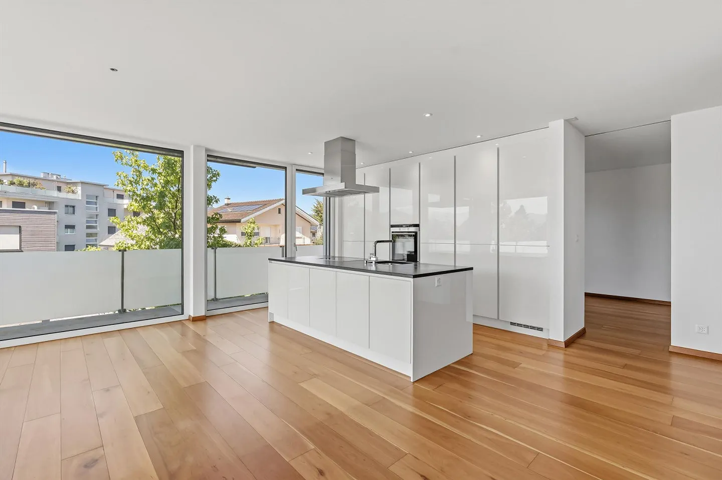 Ampio e ben curato appartamento di 2,5 stanze con balcone di 31 m² e alto - Foto 8 di 17