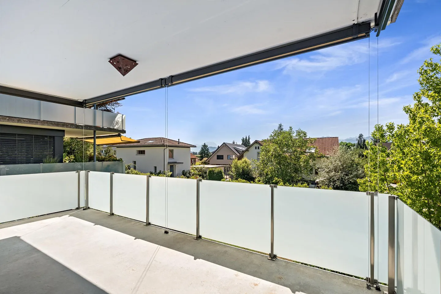 Ampio e ben curato appartamento di 2,5 stanze con balcone di 31 m² e alto - Foto 10 di 17