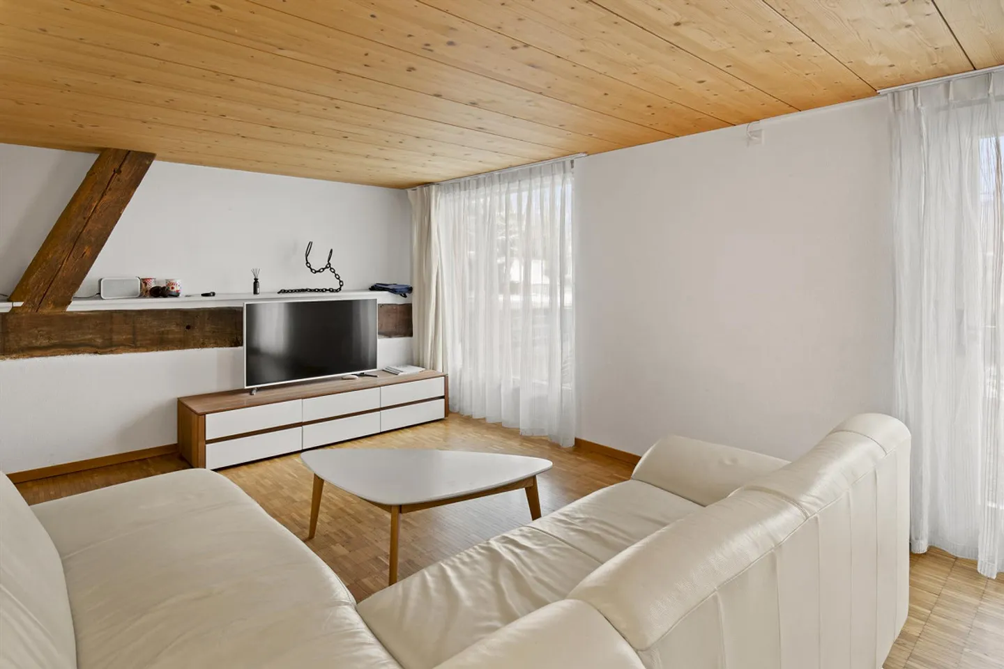 Appartement élégant de 3,5 pièces au rez-de-chaussée - emplacement central de premier choix - Photo 1 sur 2