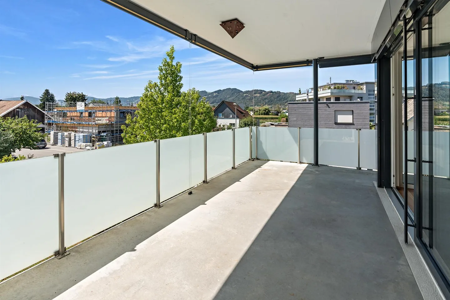 Ampio e ben curato appartamento di 2,5 stanze con balcone di 31 m² e alto - Foto 12 di 17