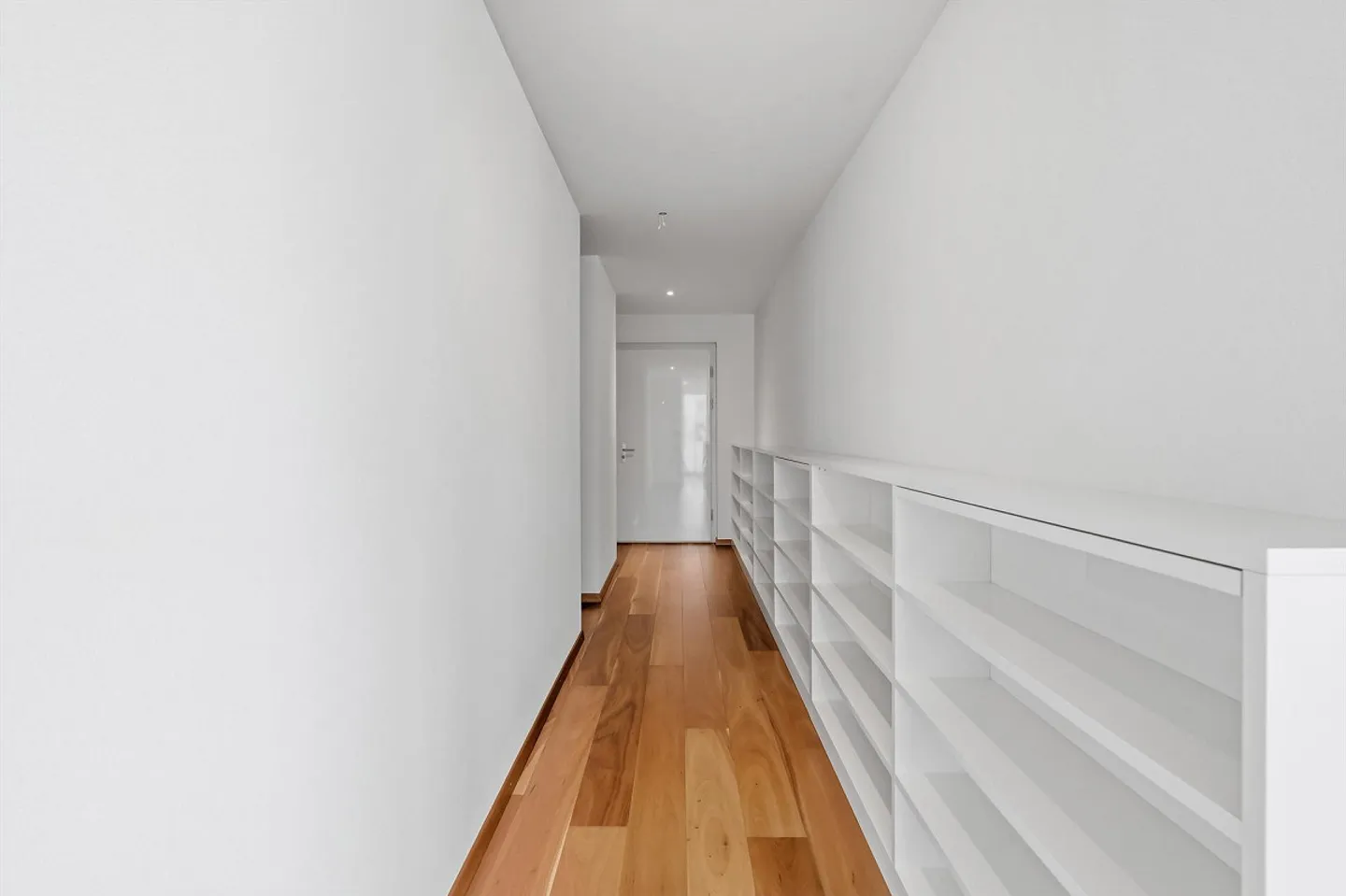 Ampio e ben curato appartamento di 2,5 stanze con balcone di 31 m² e alto - Foto 16 di 17