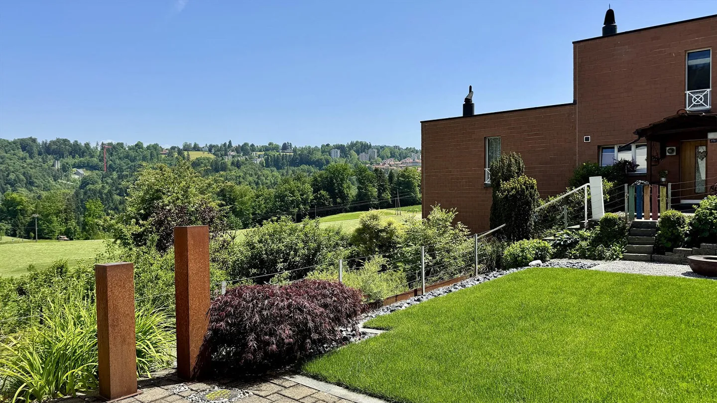 Modernized 5.5-room terrace house with winter garden and panoramic view - Photo 2 of 12