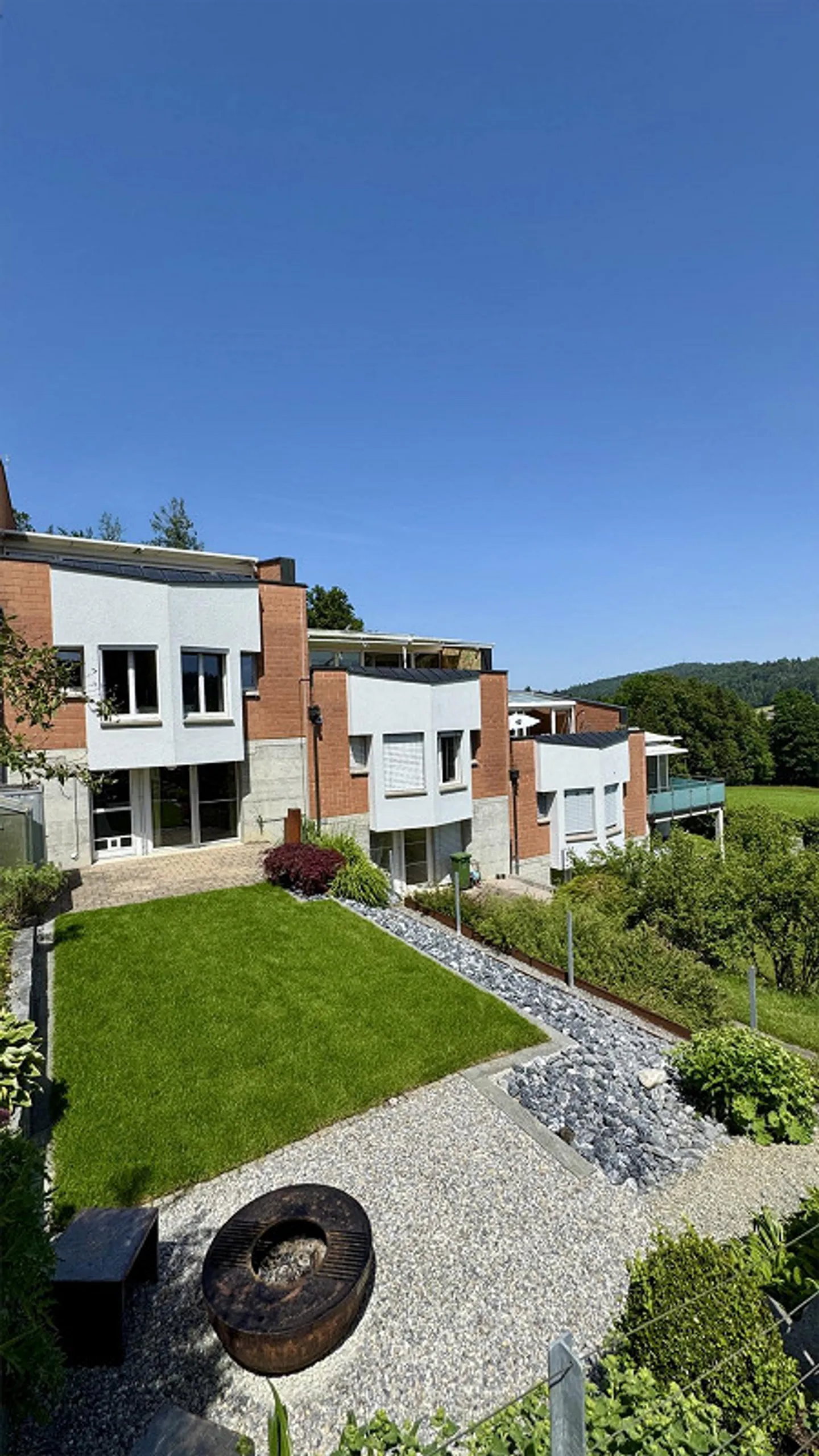 Modernized 5.5-room terrace house with winter garden and panoramic view - Photo 3 of 12