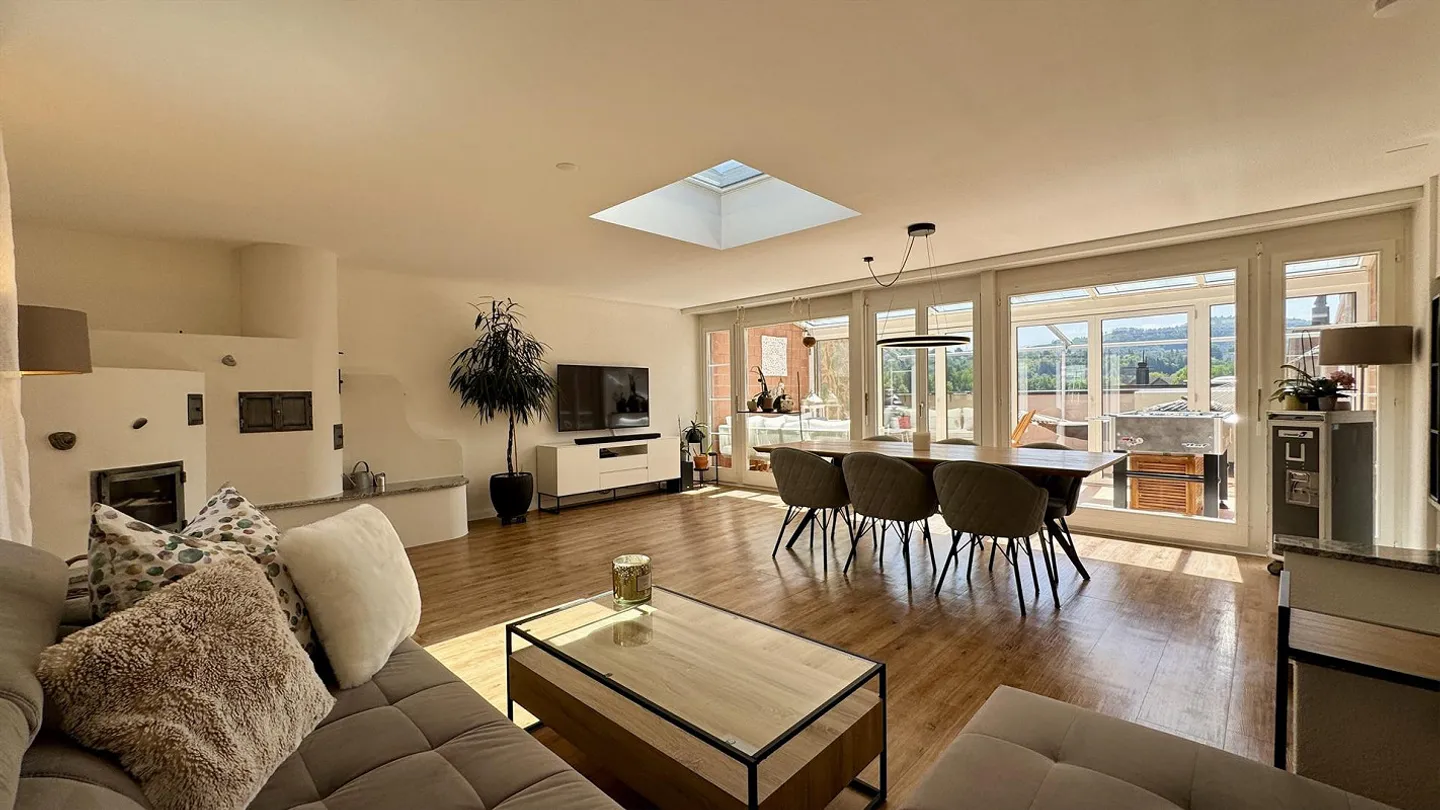 Modernized 5.5-room terrace house with winter garden and panoramic view - Photo 6 of 12