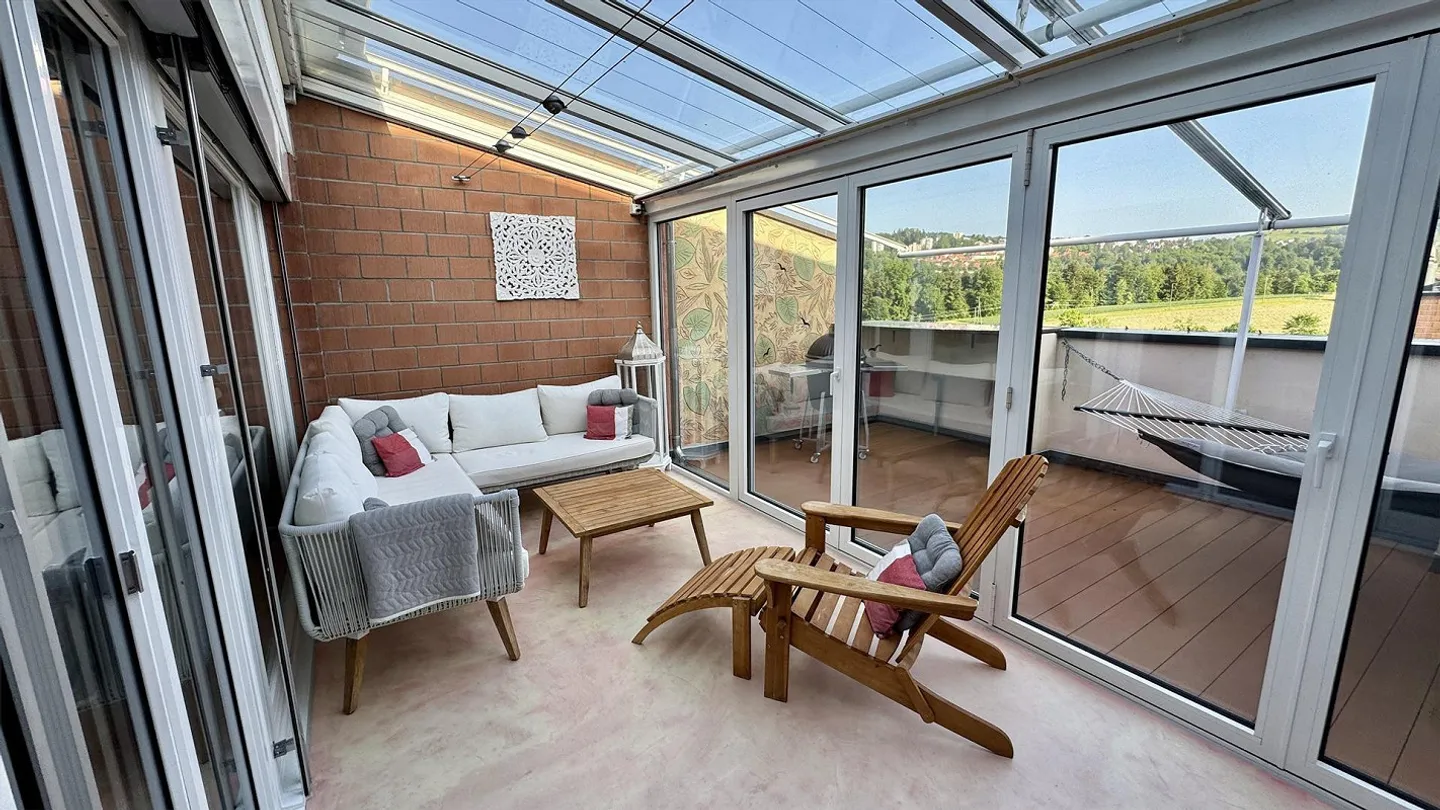 Modernized 5.5-room terrace house with winter garden and panoramic view - Photo 8 of 12
