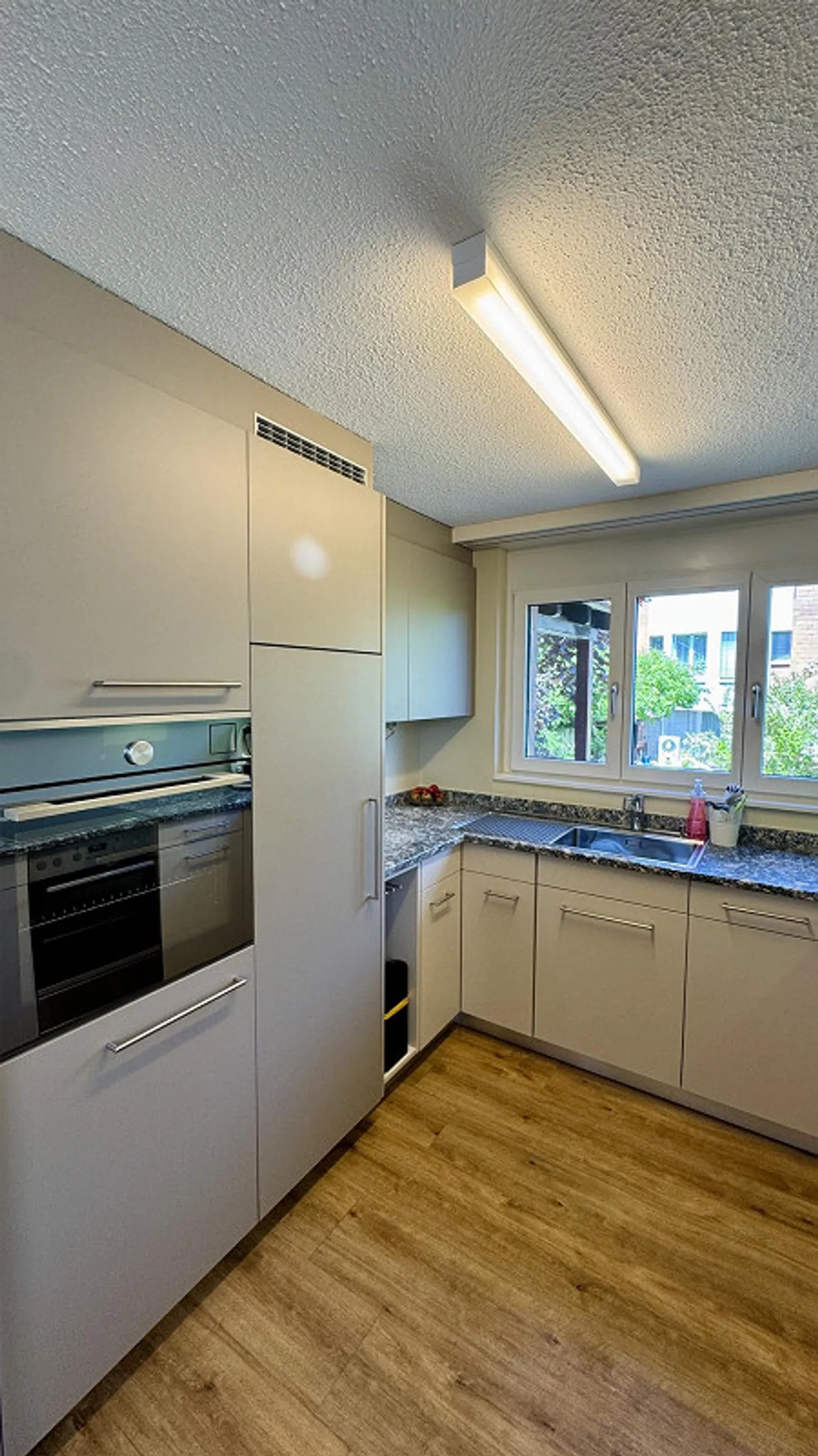 Modernized 5.5-room terrace house with winter garden and panoramic view - Photo 9 of 12