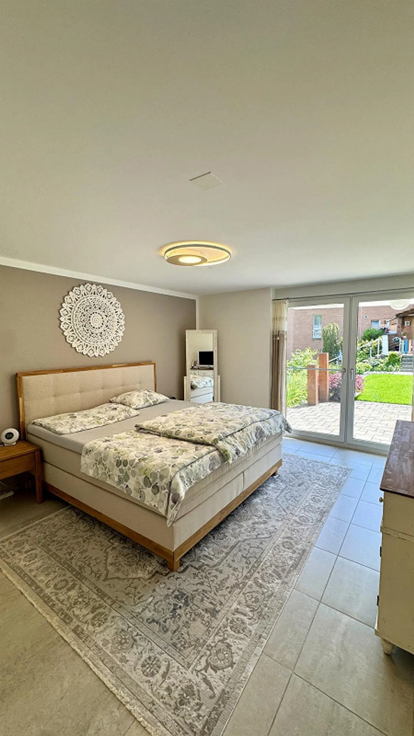Modernized 5.5-room terrace house with winter garden and panoramic view - Photo 12 of 12