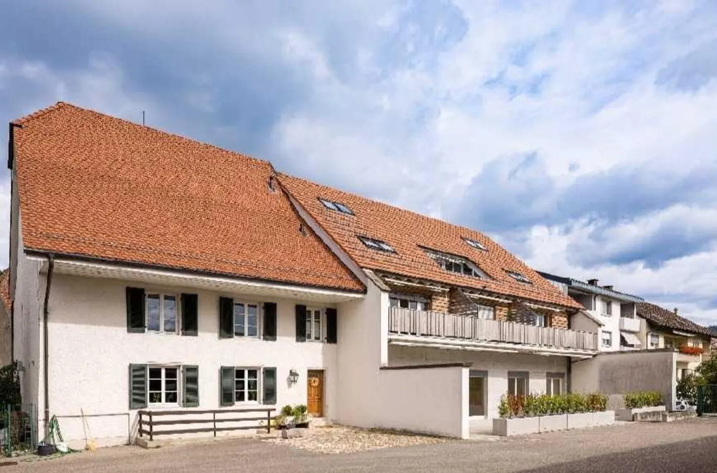 Mehrfamilienhaus und bewilligtes Bauprojekt für 5 Reihenhäuser - Foto 5 von 8