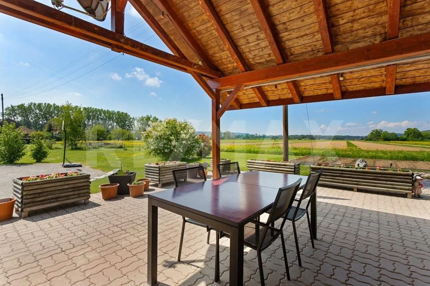 Nature-oriented 6.5-room single-family house with plenty of outdoor space - Photo 4 of 13