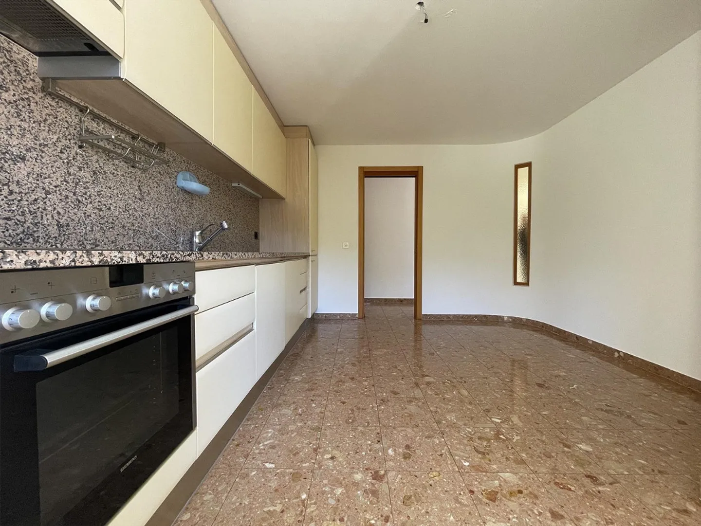 APPARTEMENT 4.5 AVEC DEUX PARKINGS DANS UN BEL ENDROIT - Photo 4 sur 9