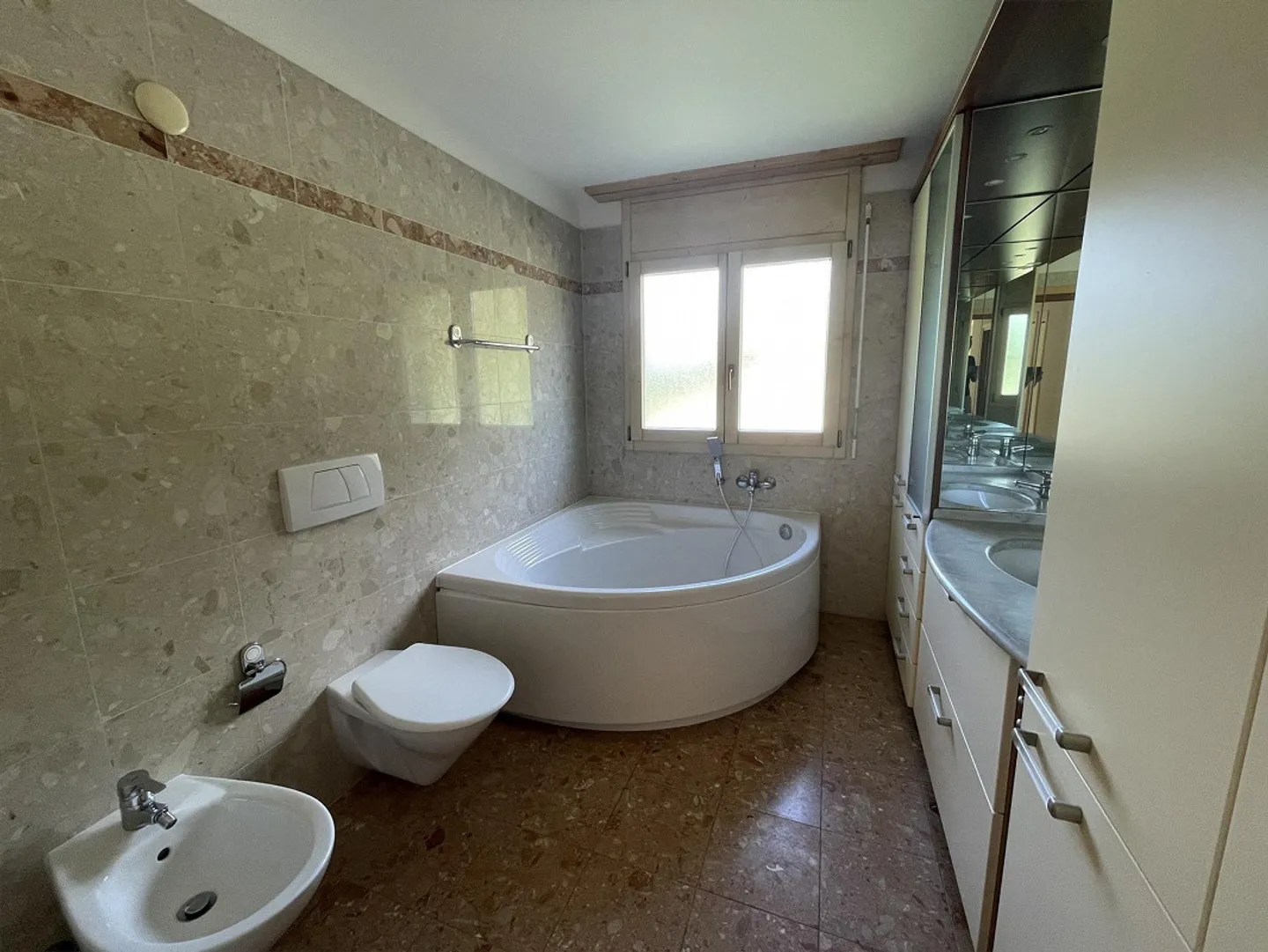 APPARTEMENT 4.5 AVEC DEUX PARKINGS DANS UN BEL ENDROIT - Photo 6 sur 9