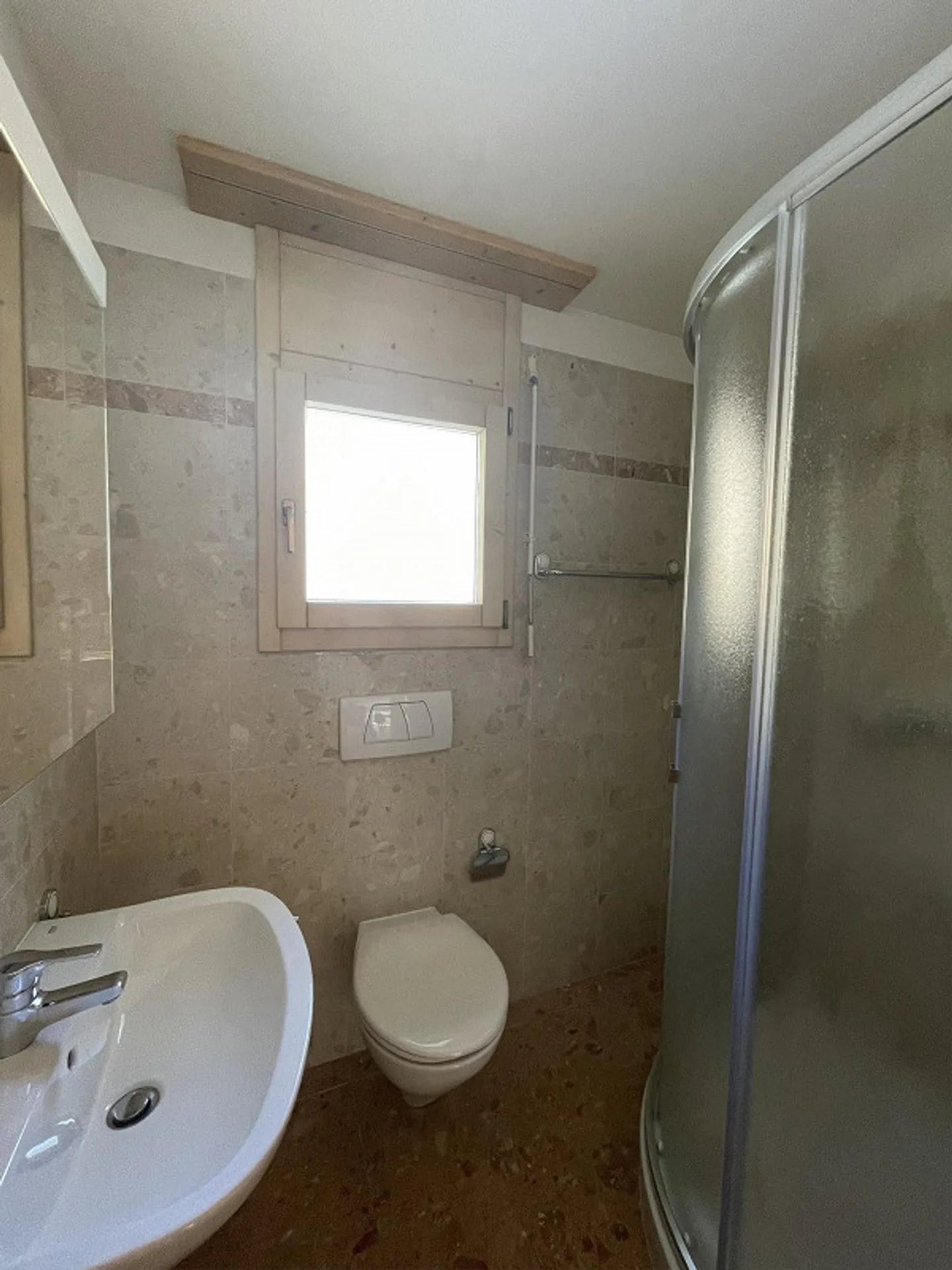 APPARTEMENT 4.5 AVEC DEUX PARKINGS DANS UN BEL ENDROIT - Photo 8 sur 9