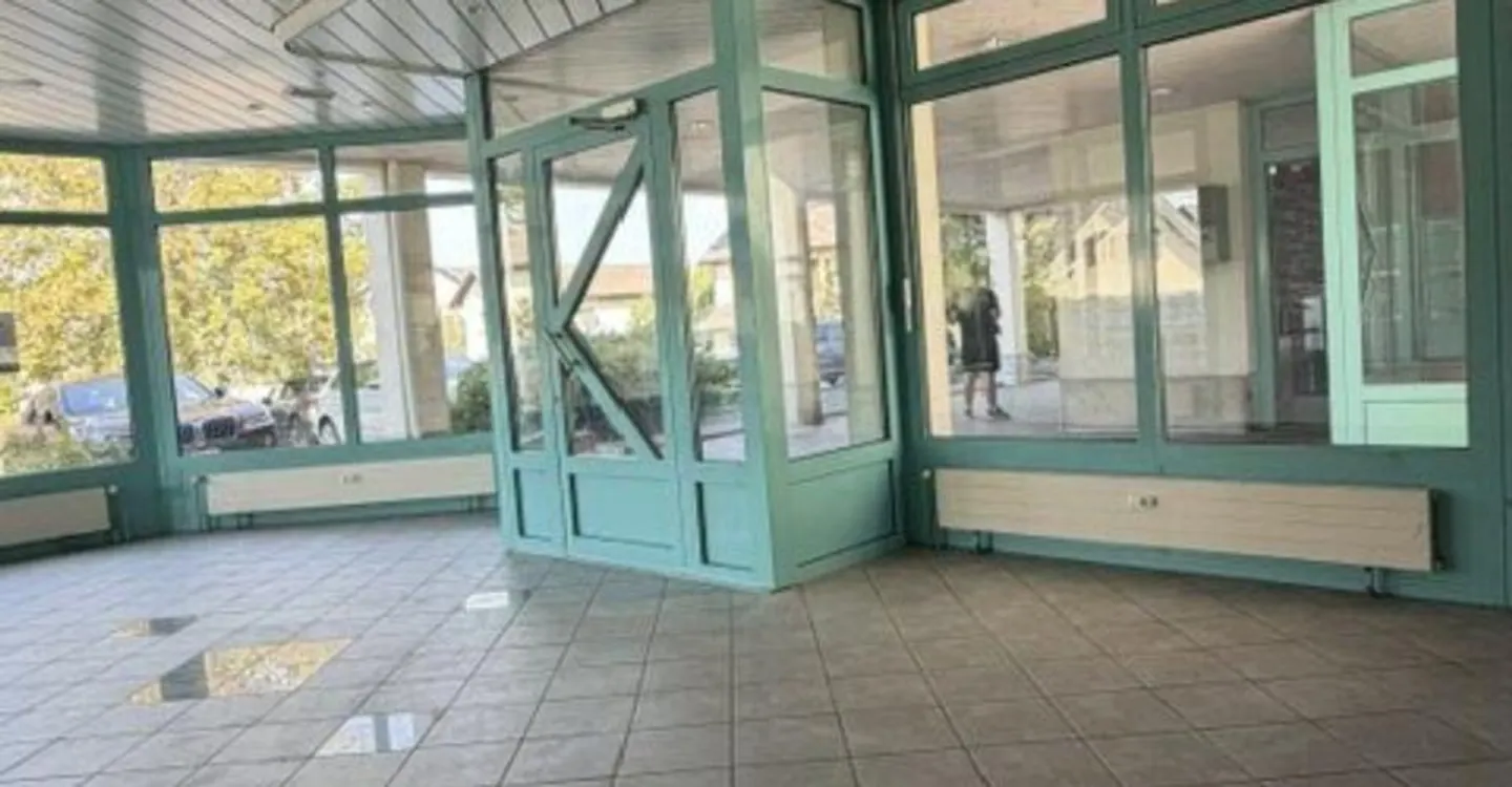 Commercial space of ~80 m² on the ground floor for sale in Bassecourt - Photo 1 of 10